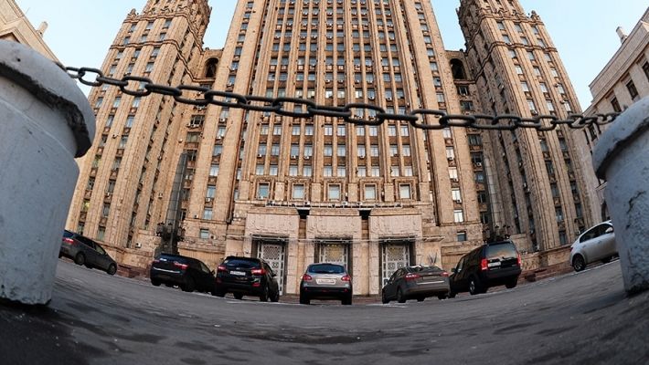 Ruşii le fac şicanii: Locurile de parcare ale consulatului SUA, desfiinţate. Foto: rtv.net
