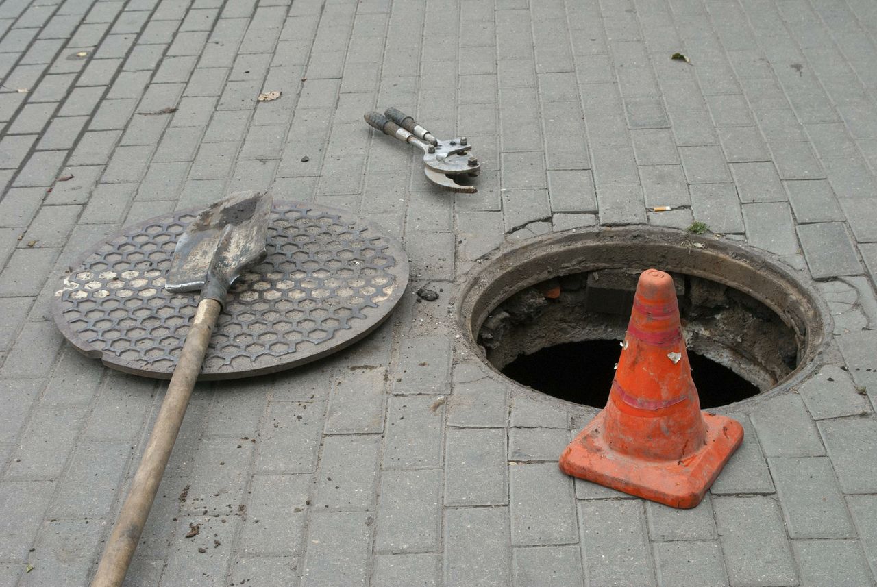 Стоит крышка канализационного люка порядка тысячи 300 леев.