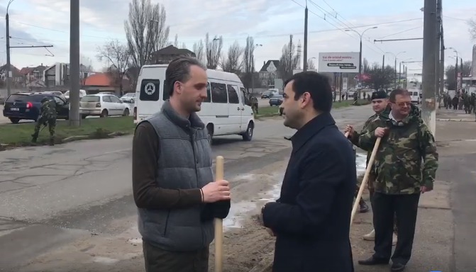 Министры экономики и обороны вышли на уборку территории.