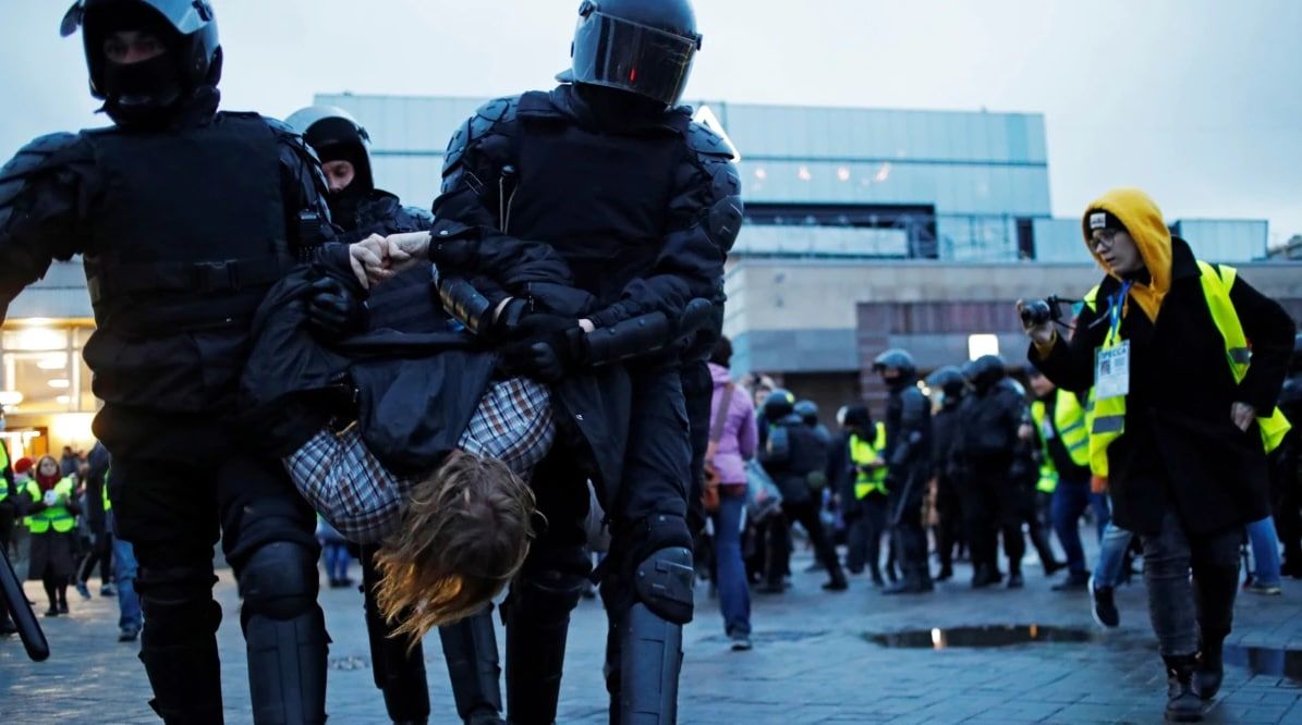 В России на акциях "Свободу Навальному!" задержали более 1750 человек.