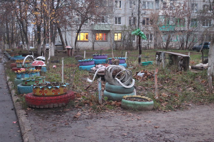 Многие детские площадки не в лучшем состоянии.