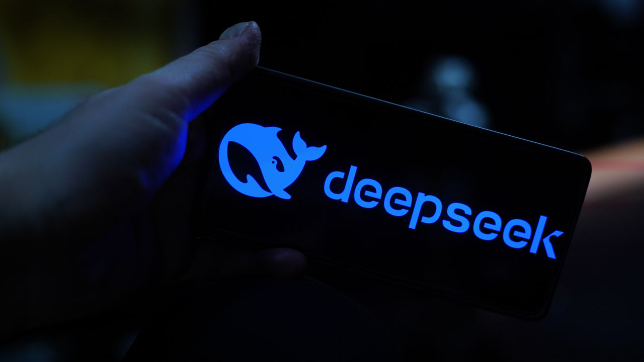 Китайская DeepSeek выпускает новую ИИ-модель V4 на фоне ускорения гонки ИИ.