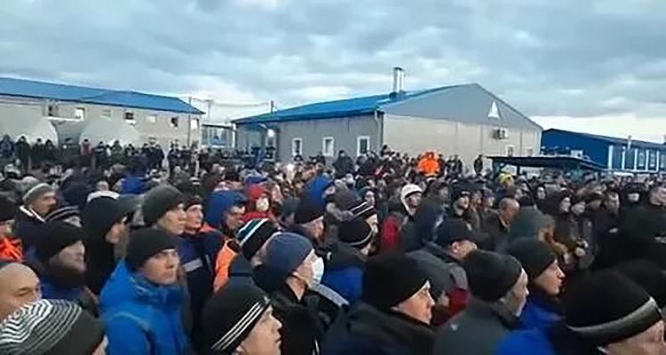В России бастующие рабочие "Газпрома" перекрыли дорогу.