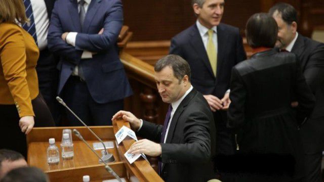В четверг, 15 октября, решением парламента №172 с Филата была снята депутатская неприкосновенность.