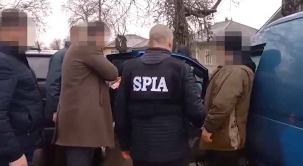 Адвоката и его сообщника задержали с поличным при получении взятки.