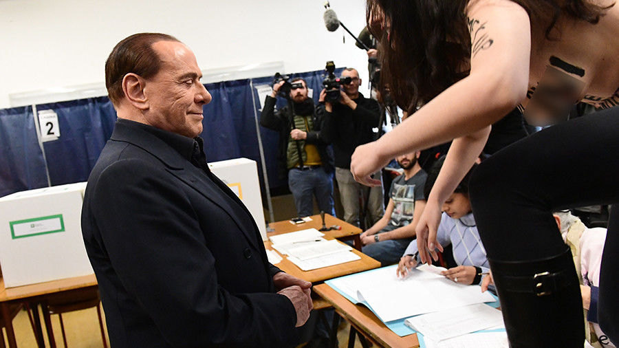 Protest topless în secția în care a votat Berlusconi.