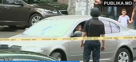 На этой неделе полиция обнаружила самодельные взрывоопасные предметы, боеприпасы, мобильные телефоны и маски сразу по двум столичным адресам.