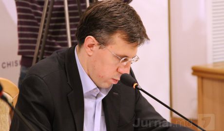 Инициаторы референдума предложили провести его в день президентских выборов.