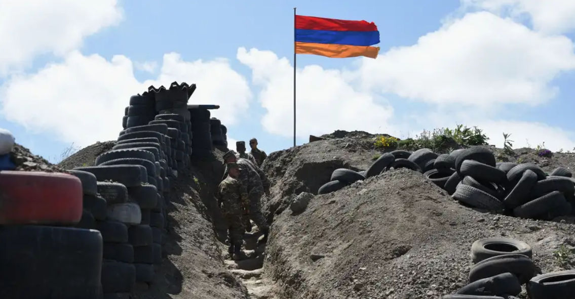 Армения и Азербайджан обвиняют друг друга в обстрелах.