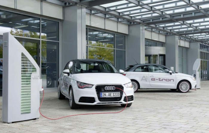 Audi se pregăteşte să intre cu o gamă întreagă pe segmentul vehiculelor electrice, titrează Reuters citând surse din cadrul mărcii germane.