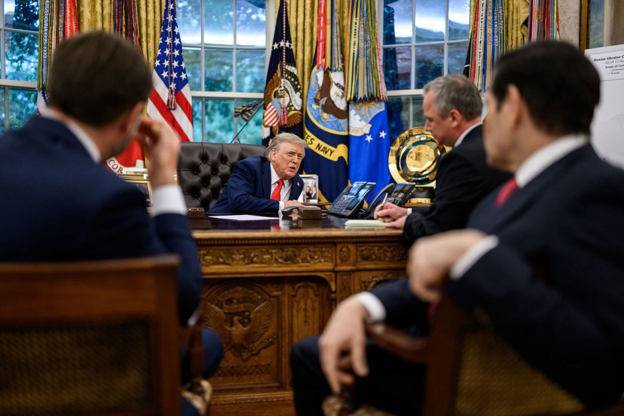 Trump a întrerupt întâlnirea cu Zelenski și liderii UE pentru a-l suna pe Putin.