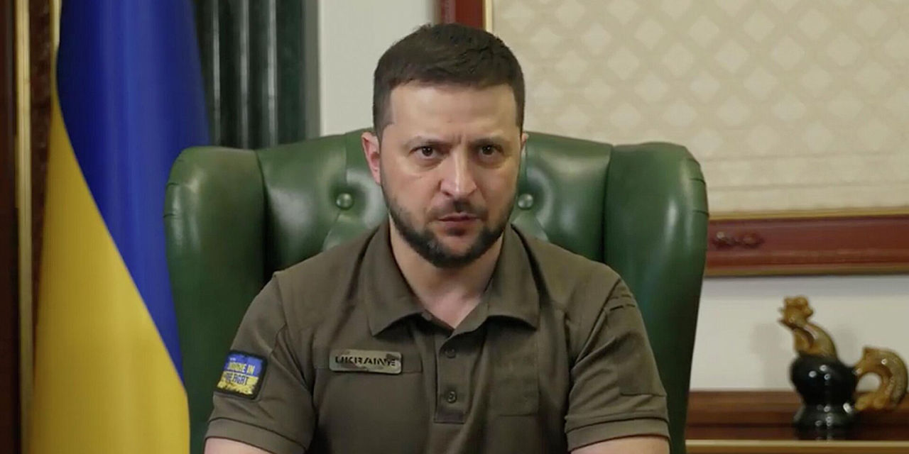 Зеленский - о петиции по поводу выезда мужчин: Защита суверенитета – обязанность граждан.