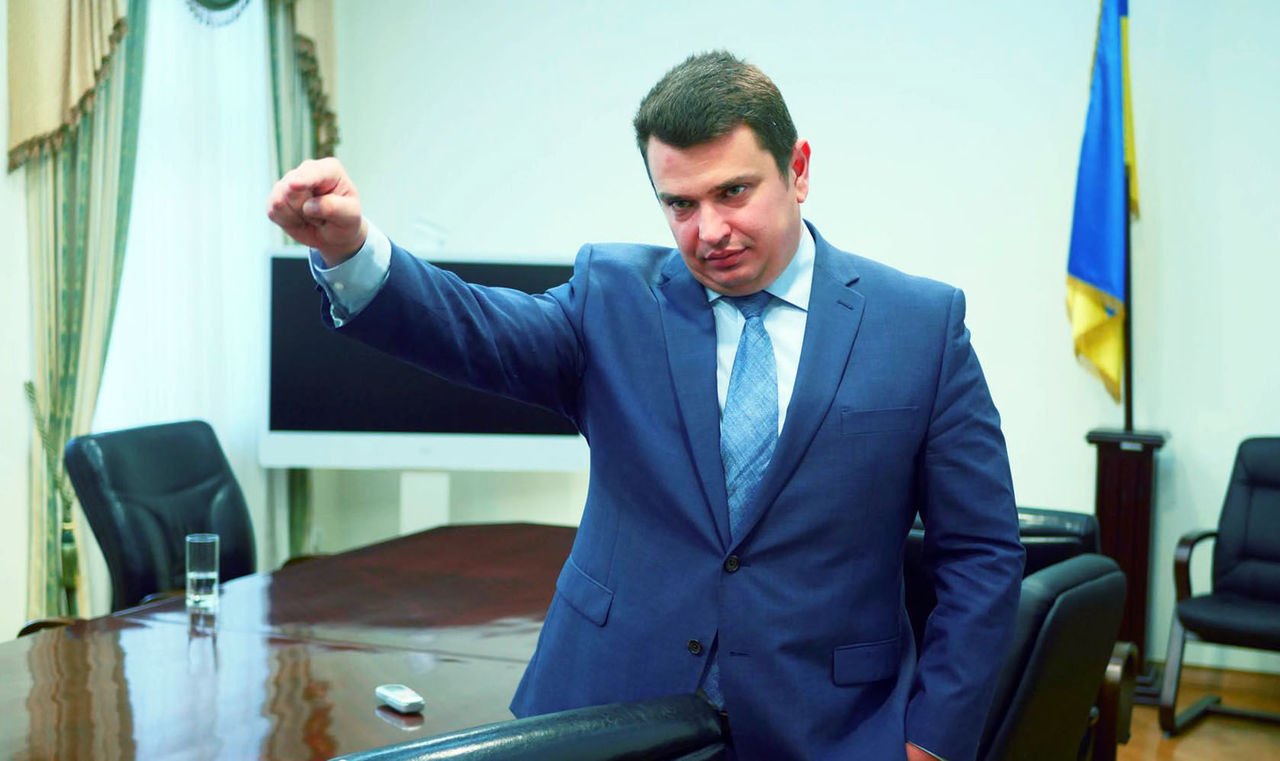Главу антикоррупционного бюро Украины оштрафовали за дорогостоящий отдых.