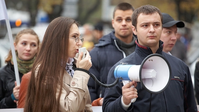 Astăzi, în cadrul şedinţei operative de la Primărie, edilul capitalei a propus, în glumă, o măsură drastică pentru şefa Direcţiei Cultură, Lucia Culev.