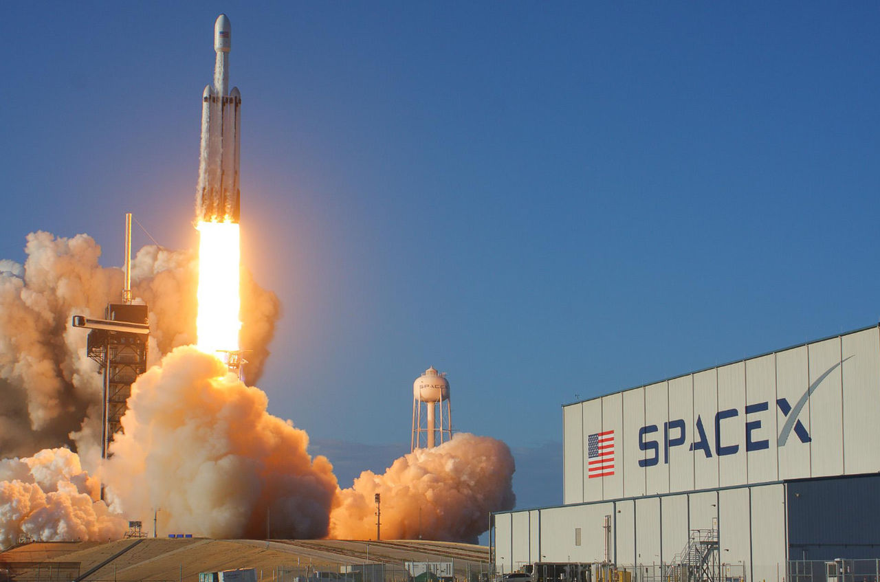 Тяжелая ракета-носитель Falcon 9 в субботу успешно стартовала на орбиту .