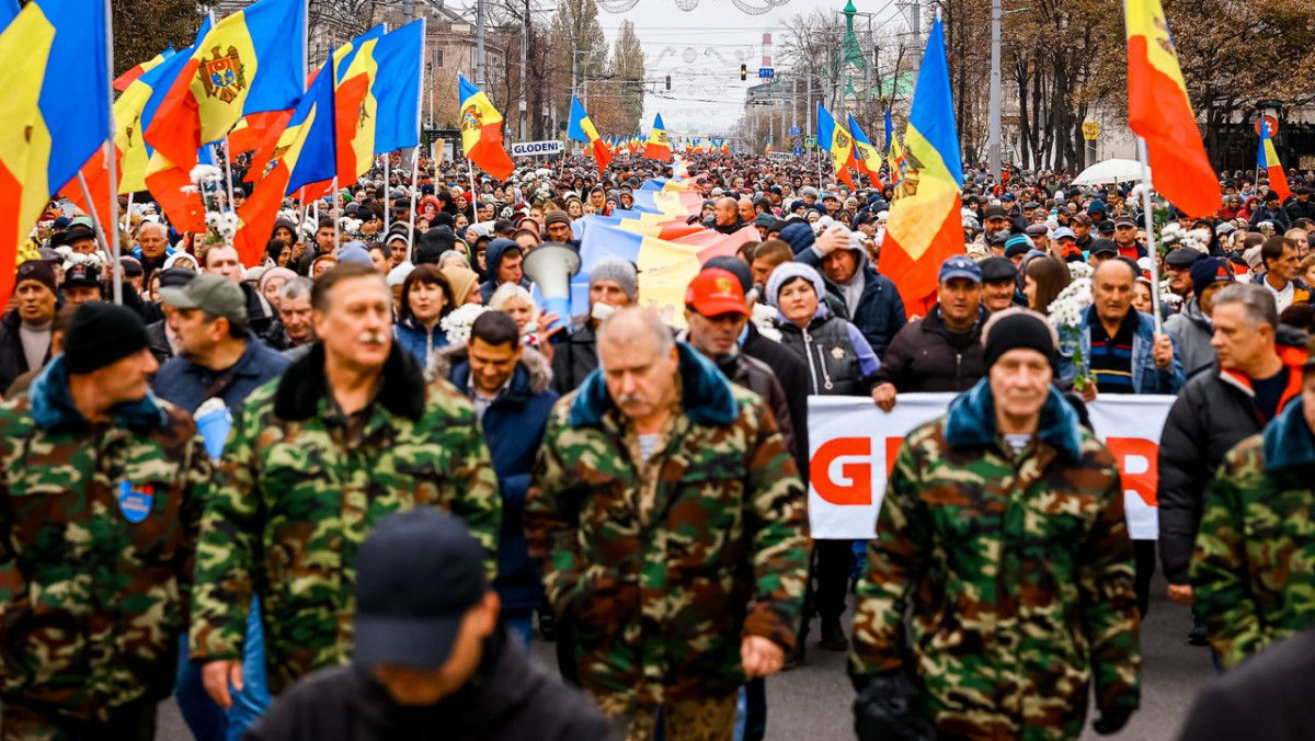 В полицию доставлены 63 участника протестов в Кишиневе.