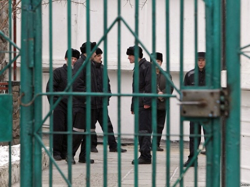 Правоохранительные органы выяснили, что мужчину вынудили подписать доверенность на имя одного из преступников, передавая тому в пользование автомобиль, который впоследствии был переоформлен на другое имя, а затем и продан за 750 евро.