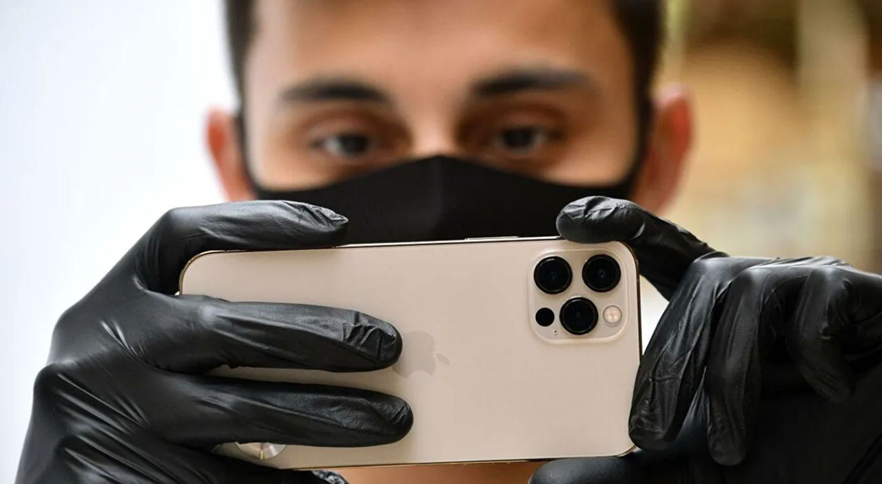 Эксперт рассказал, как выяснить, шпионит ли за вами смартфон.