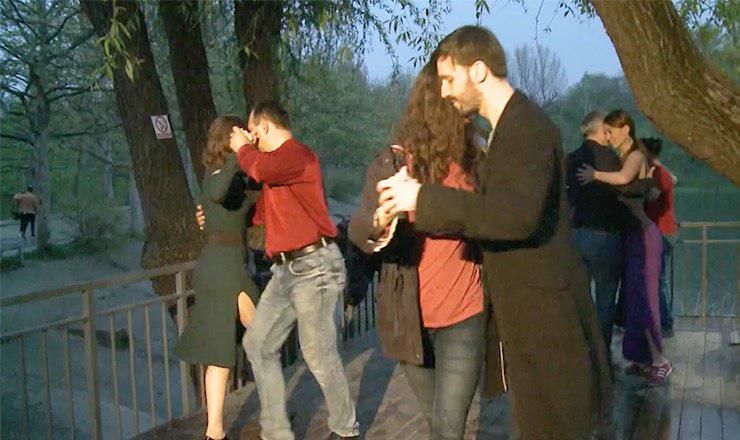 Организаторы мероприятия говорят, что социальное аргентинское танго - это импровизация, основанная на четырёх элементах. 