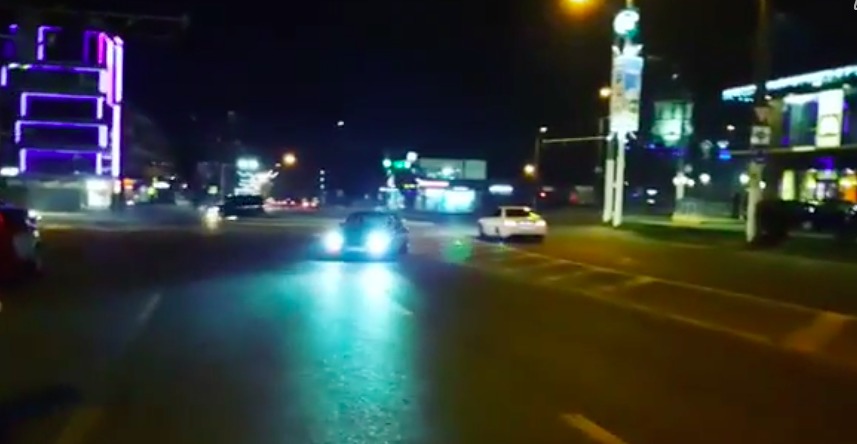 Водитель BMW устроил дрифт в центре Рышкановки в Новогоднюю ночь.