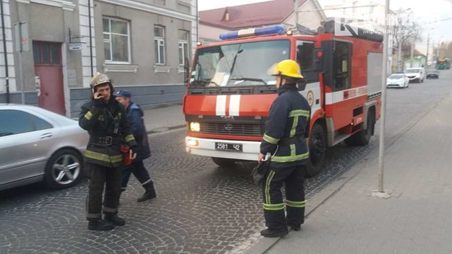 К зданию горсовета прибыли полицейские, медики и пожарные.
