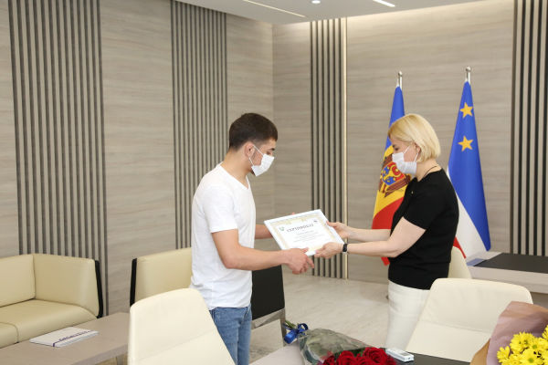 Ирина Влах поздравила серебряного призера чемпионата Европы Николая Грахмеза.