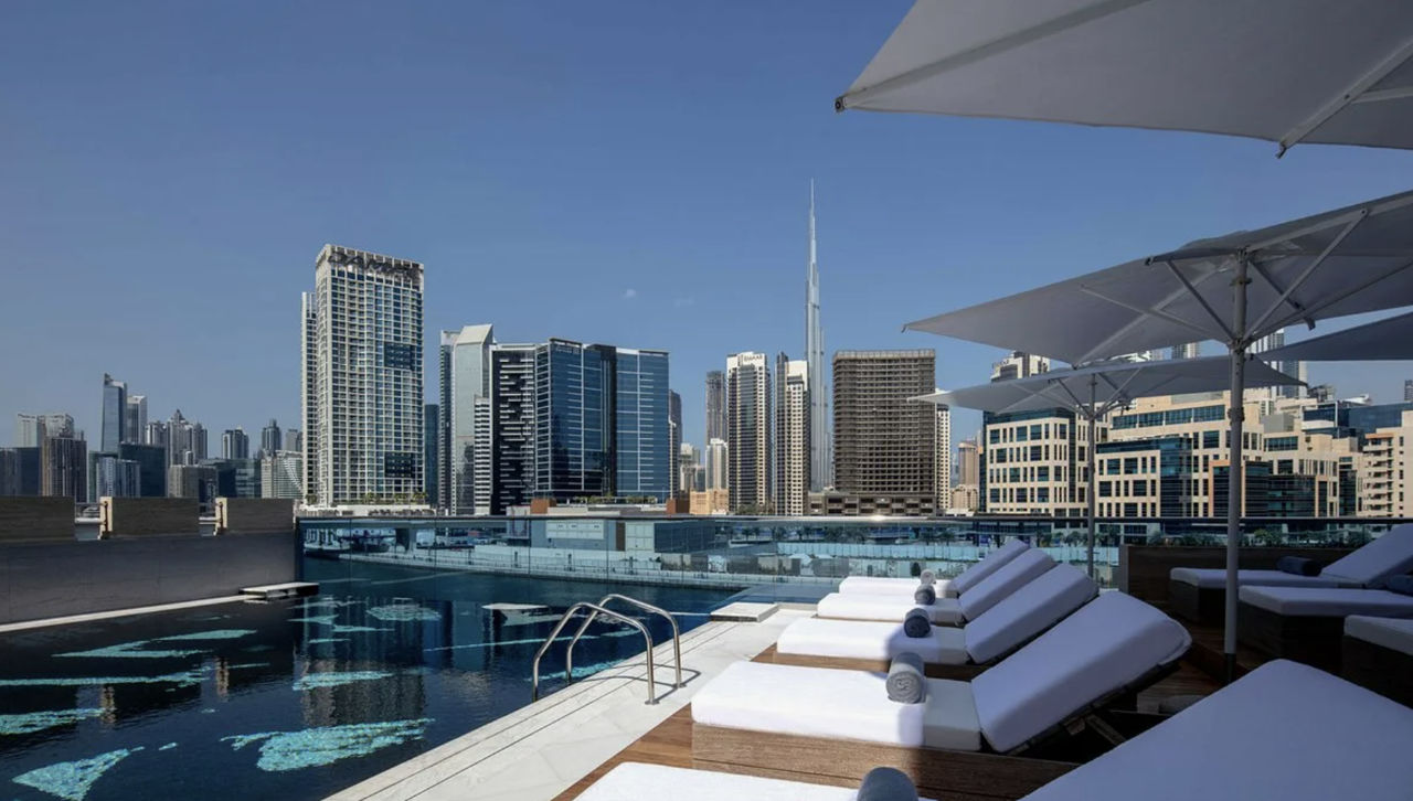 Отели в Дубае сокращают персонал на фоне конфликта на Ближнем Востоке.