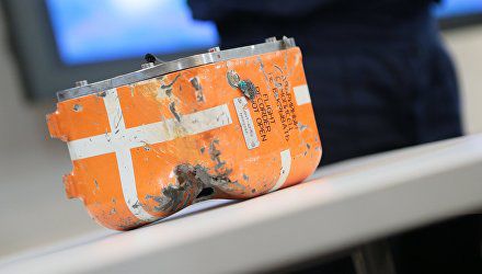 На верхней плате из восьми микросхем три имеют явные разрушения с разломами.