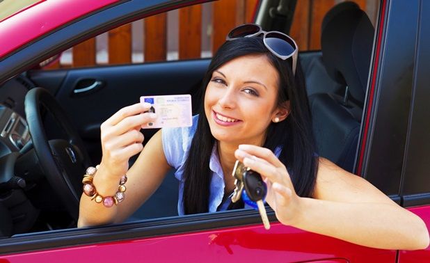 Costul permiselor auto falsificate. Principalele surse sunt în Italia şi R.Moldova. Foto simbol: Radio Constanţa
