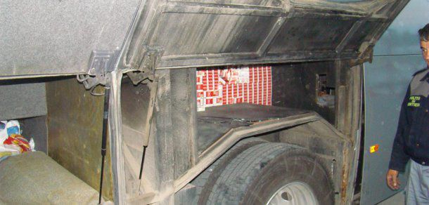 Peste 12 mii de ţigarete camuflate într-un autocar au fost depistate de vameșii postului vamal Leușeni-Albița. Foto: botosaneanul.ro