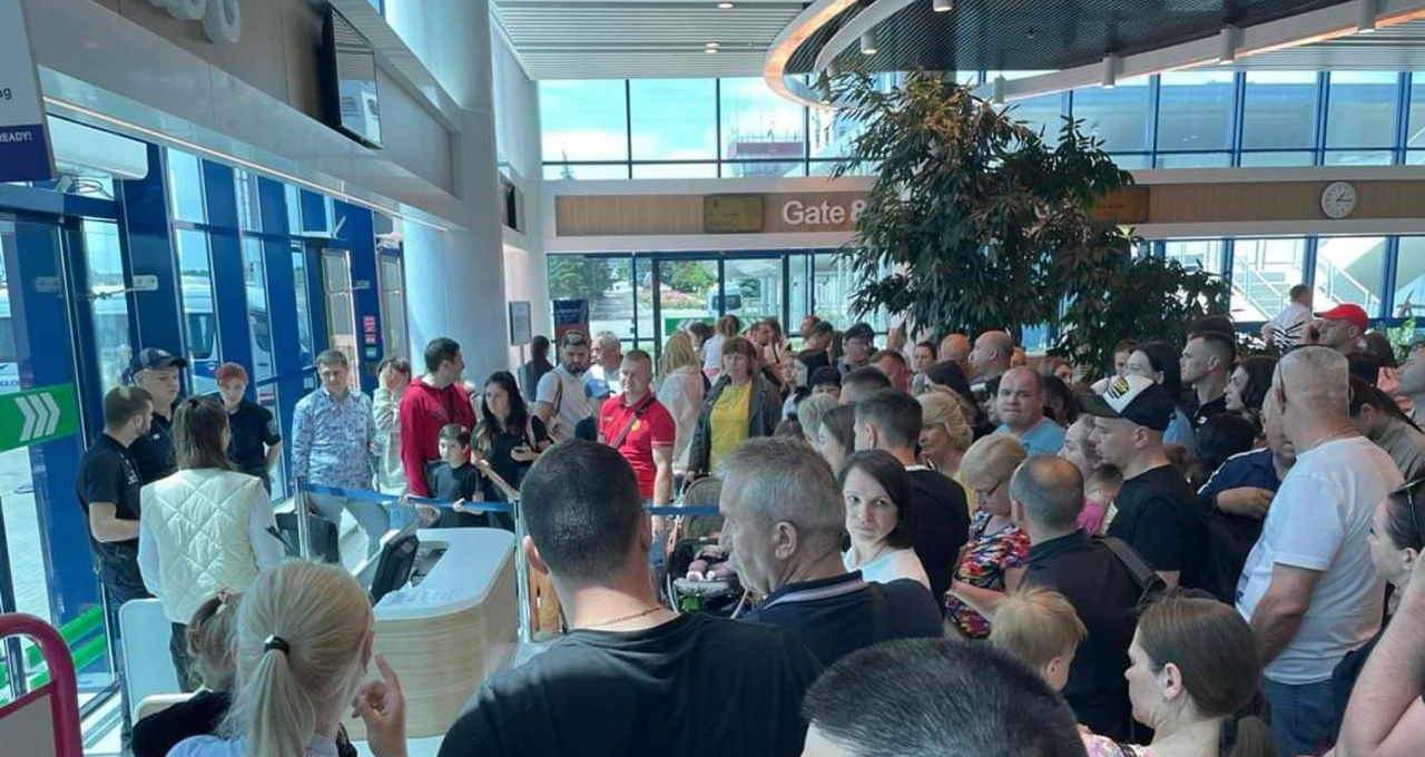 Десятки жителей Молдовы застряли в кишиневском аэропорту более чем на 12 часов. Фото: zdg.md.