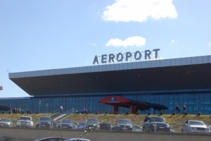 Călătorii care au avut permisiunea să iasă din aeroport au pornit pe cont propriu spre România.