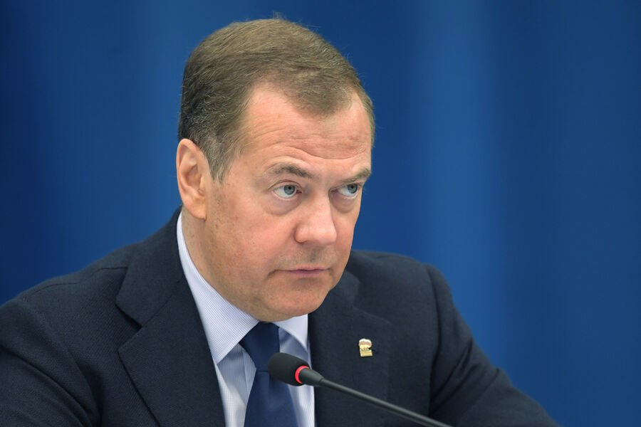 Медведев: Запрет G7 на экспорт товаров в Россию приведет к разрыву зерновой сделки.