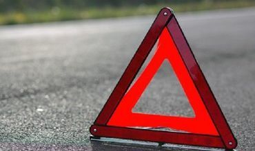 Un microbuz a fost aruncat la peste 20 de metri de pe carosabil