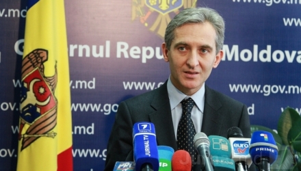 Totodată, șeful Guvernului le-a amintit miniștrilor că nu trebuie să folosească mașinile de serviciu în scopuri personale.