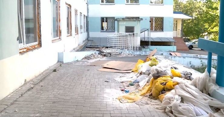 Больница Минздрава превратилась в стройплощадку в разгар пандемии.