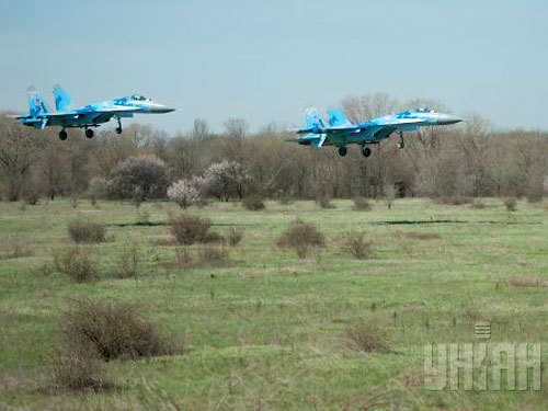 Украина бросит авиацию на боевиков, штурмующих границу.