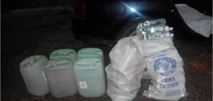 Automobil burdușit cu alcool, depistat de polițiștii de frontieră la Ungheni. Foto: border.gov.md