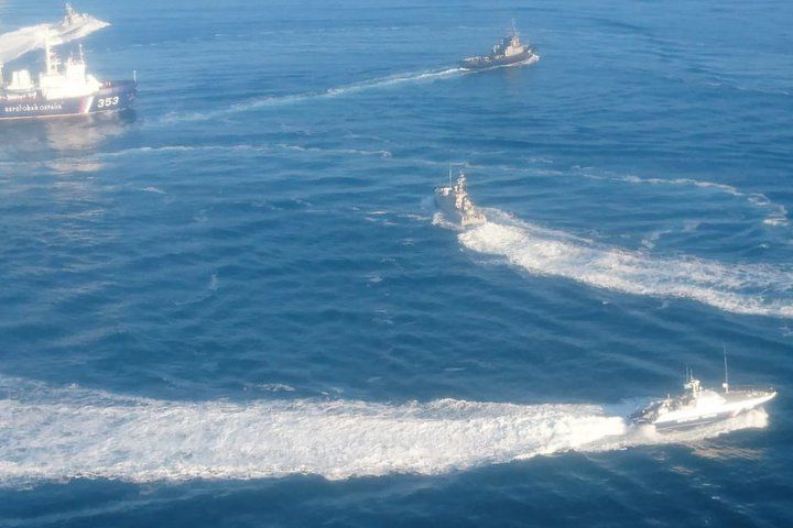 Три украинских военных корабля вошли в территориальные воды России.