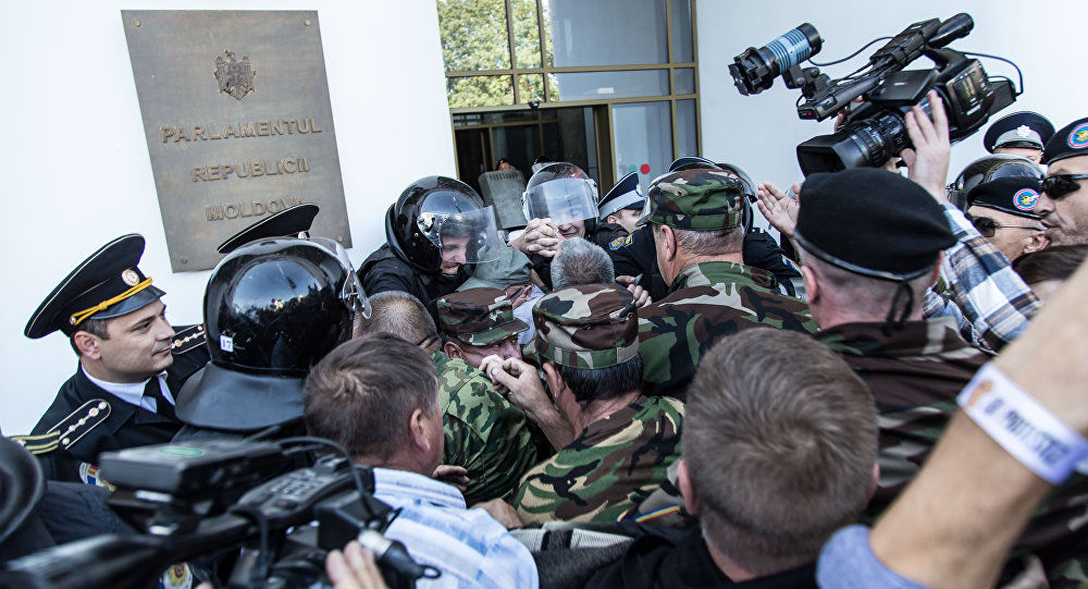 Ion Hadârcă este de părere că în Republica Moldova ar putea izbucni oricând manifestaţii de masă care nu vor mai putea fi controlate.