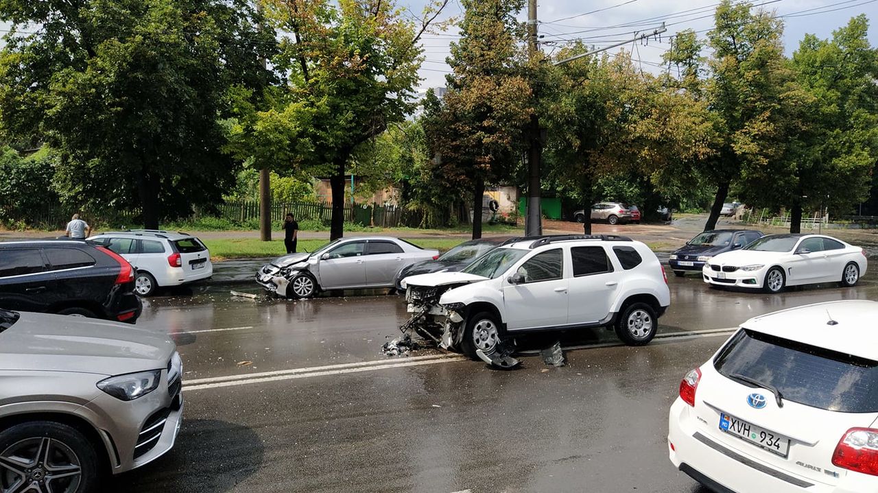 Возле кишиневского Цирка произошло ДТП: образовались пробки.
