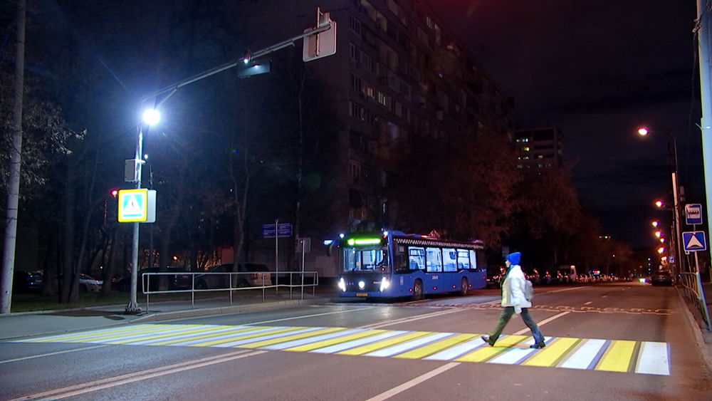 В Москве заработал первый светящийся пешеходный переход.
