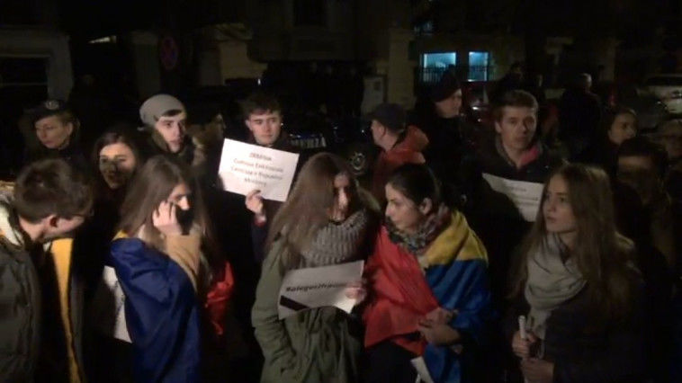 Protest al studenților moldoveni la Ambasada Republicii Moldovai la București. Foto: captură video / privesc.eu