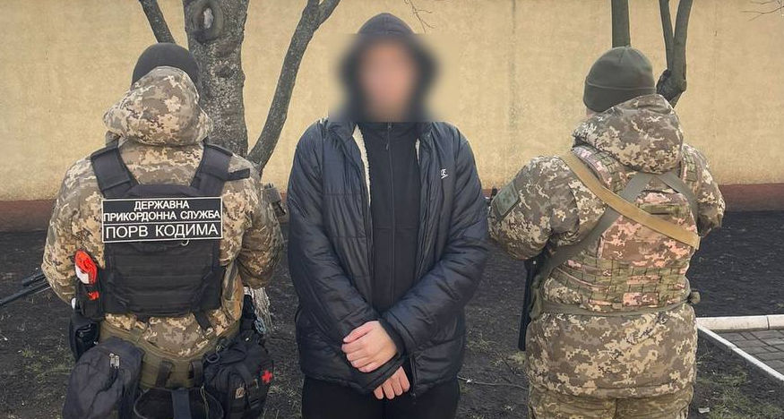 Украинские пограничники снимали с дерева уклониста: бежал в Молдову и встретил волков.