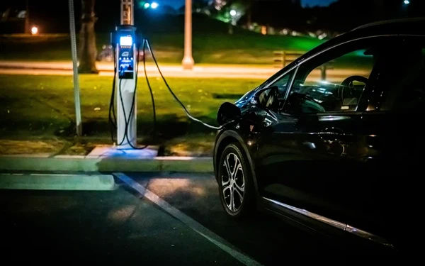 Schimbări pe piața auto din UE: Mașinile hibride depășesc mașinile electrice.