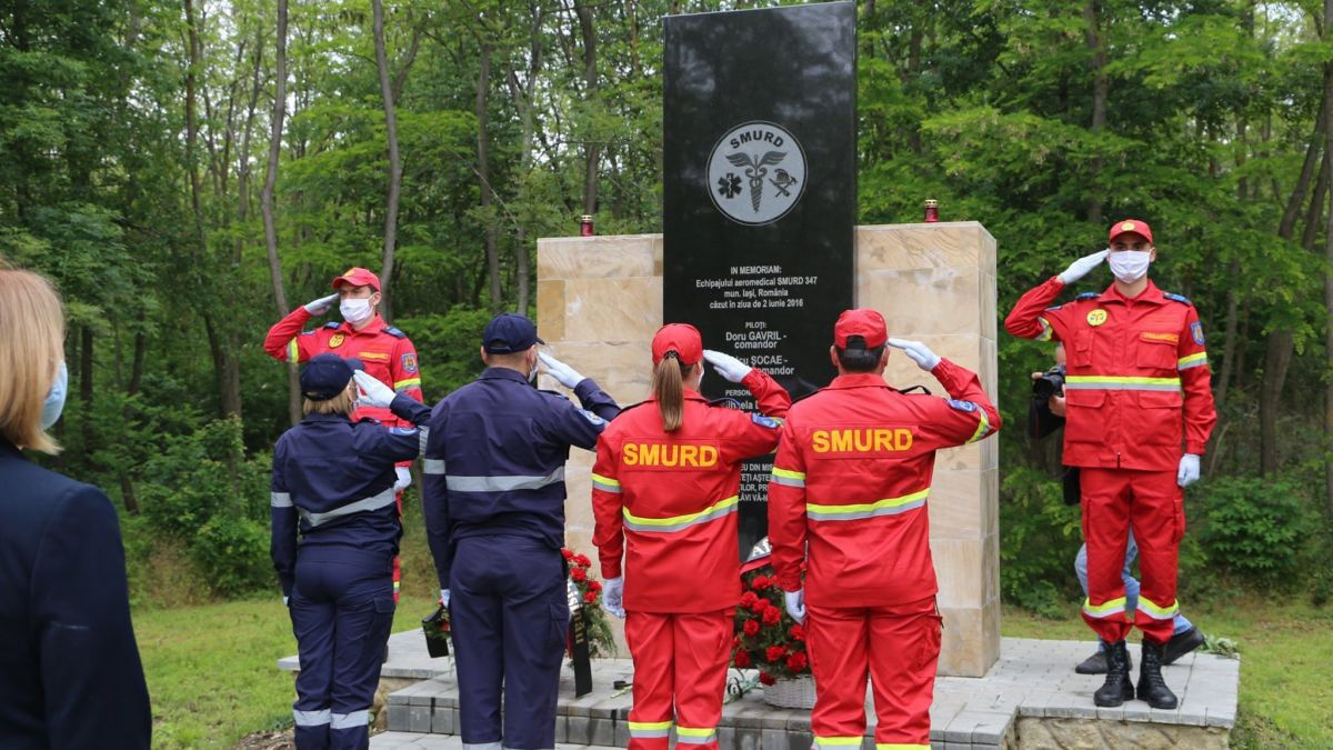 В Молдове почтили память членов экипажа SMURD, погибшего 6 лет назад под Харагашем.
