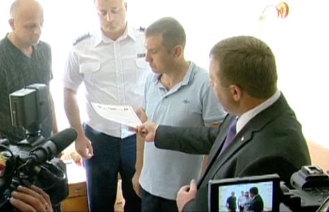 Poliţiştii s-au ales cu diplome după altercaţiile de ieri.