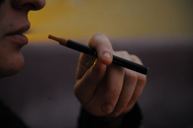 Țigările electronice pot duce la apariţia cancerului.