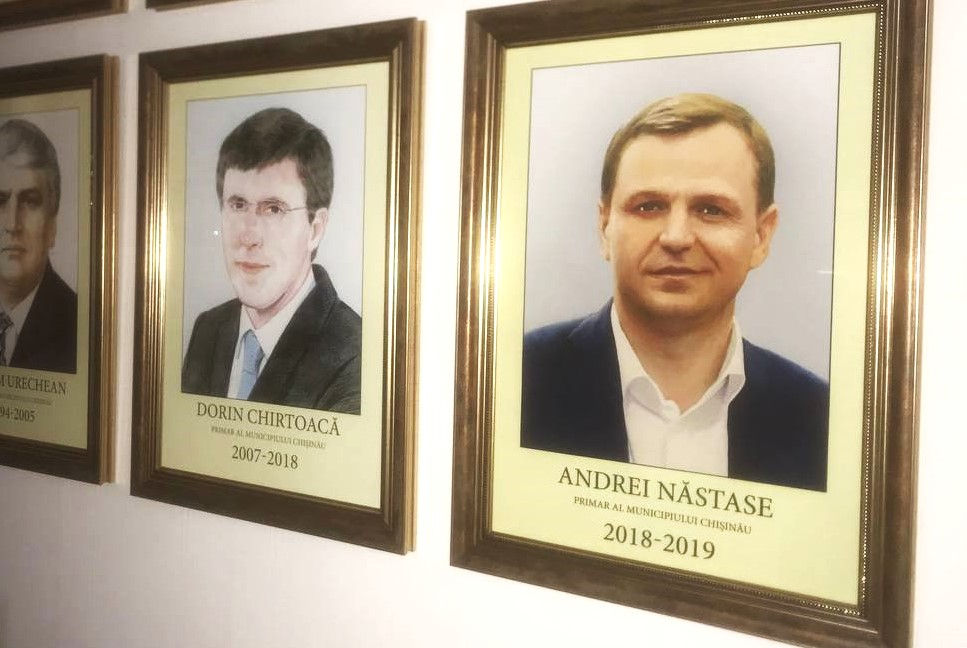 Фото Нэстасе на доске почета мэрии: он был градоначальником пару часов.