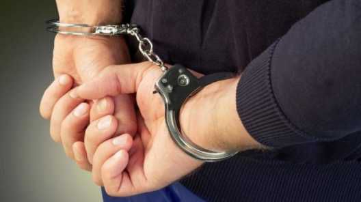 Un fost poliţist riscă 15 ani de închisoare pentru torturarea unui minor.